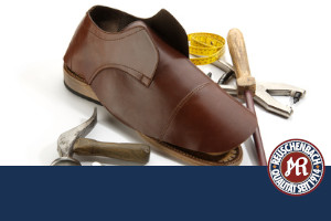 Lederschuh umgeben von Schumacherwerkzeug